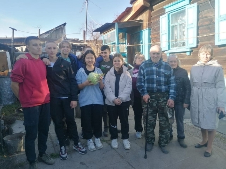 Ученики читинской школы №10 провели субботник на участке ветерана ВОВ