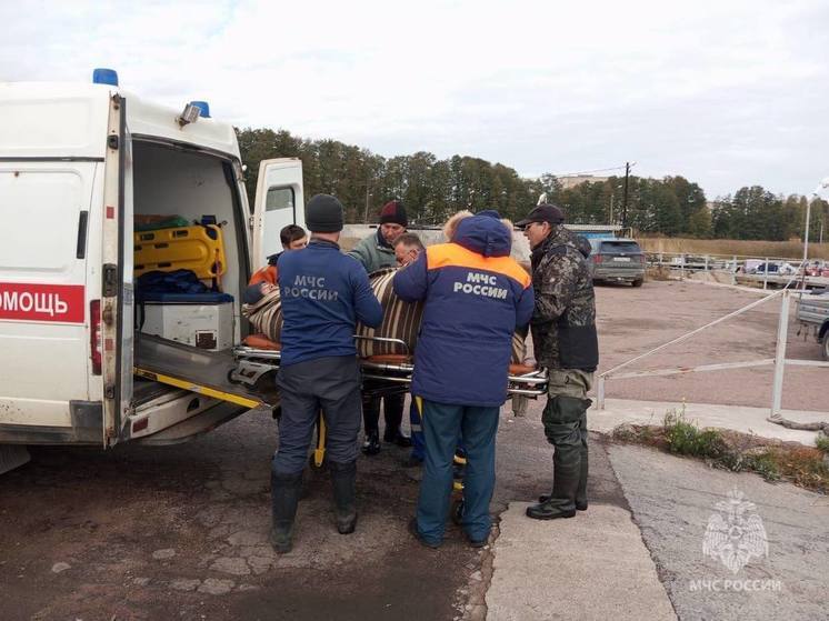 Сотрудники МЧС доставили мужчину с инсультом с Большого Березового острова на берег