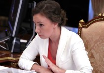 Вице-спикер Госдумы РФ Анна Кузнецова в ходе расширенного заседания думских комитетов по теме демографии заявила, что гражданки РФ должны начинать рожать вскоре после достижения совершеннолетия