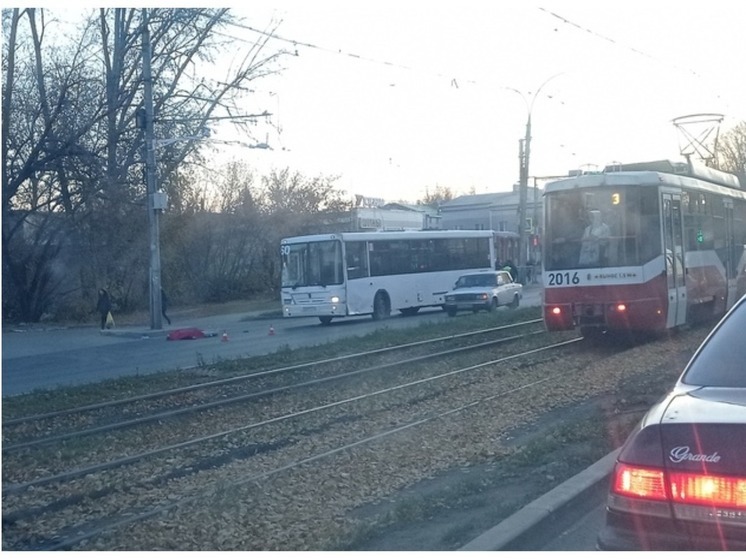 В Новосибирске автобус насмерть сбил мужчину на Петухова