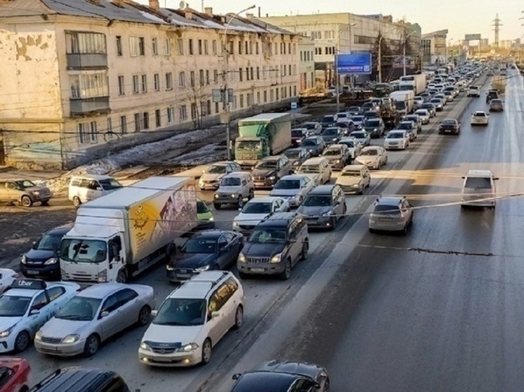 В Новосибирске 4-километровая пробка образовалась на улице Сибиряков-Гвардейцев
