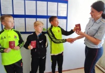В Бичурском районе Республики Бурятия сотрудники МВД вручили заграничные паспорта школьникам-футболистам