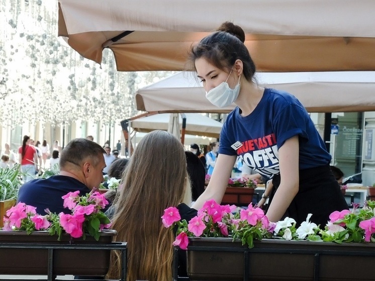 Российские рестораторы начали заманивать трудовых мигрантов
