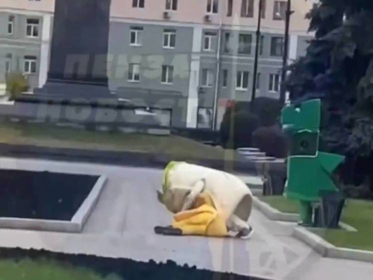 В Пензе у памятника Ленину подрались «пицца» и «шаурма», «динозавр» просто смотрел