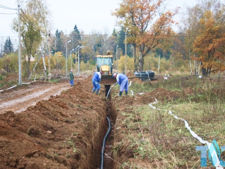 Строители газопровода планировали проложить 25 км. Газификация. Прокладка газопровода в деревне. Подземный газопровод. Поселковый газопровод.