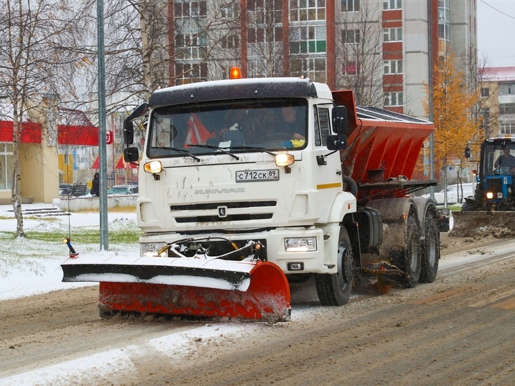 На улицы Надыма впервые в сезоне вышли снегоуборочные машины