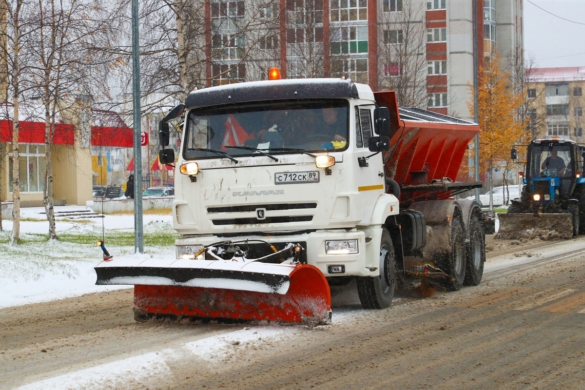 На улицы Надыма впервые в сезоне вышли снегоуборочные машины - МК Ямал