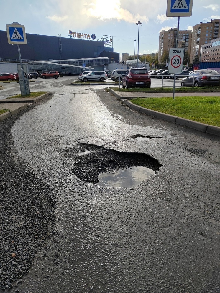 Водители в Петрозаводске устали ломать колеса в дырах на парковке