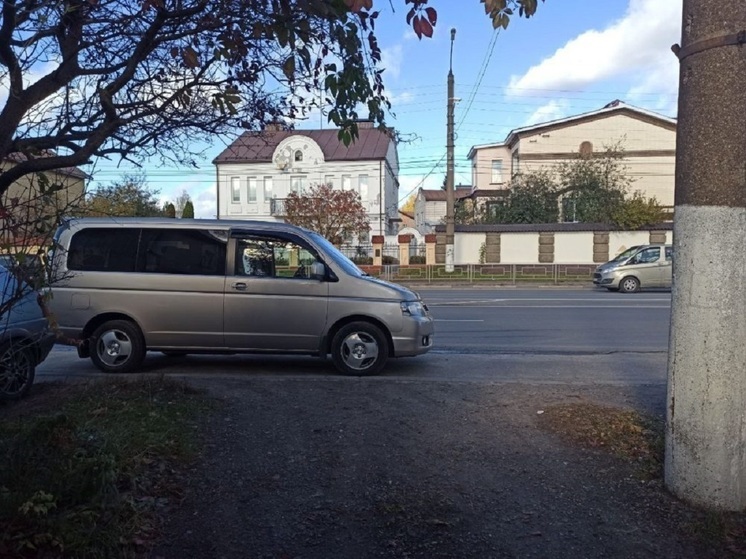 В Твери водитель сбил женщину, сдавая на автомобиле задним ходом