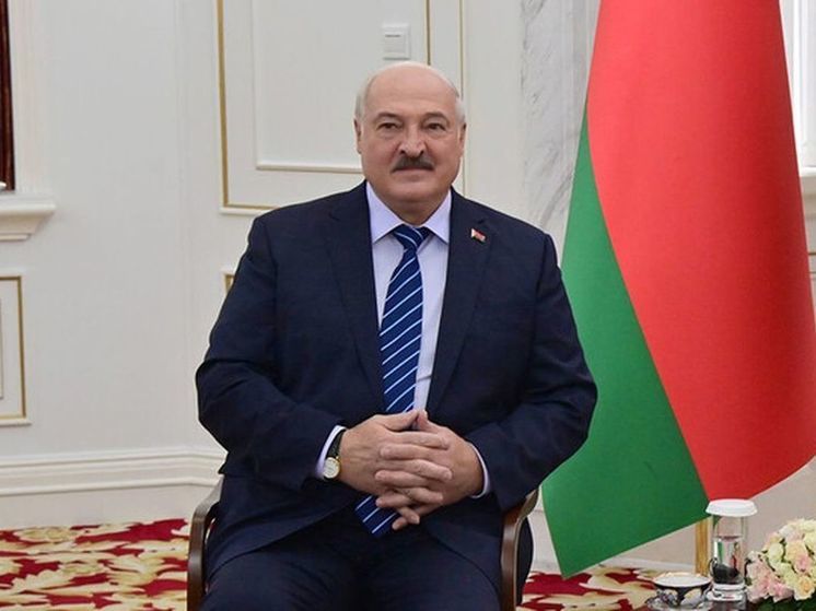 Лукашенко прокомментировал потерю равновесия на ступеньках