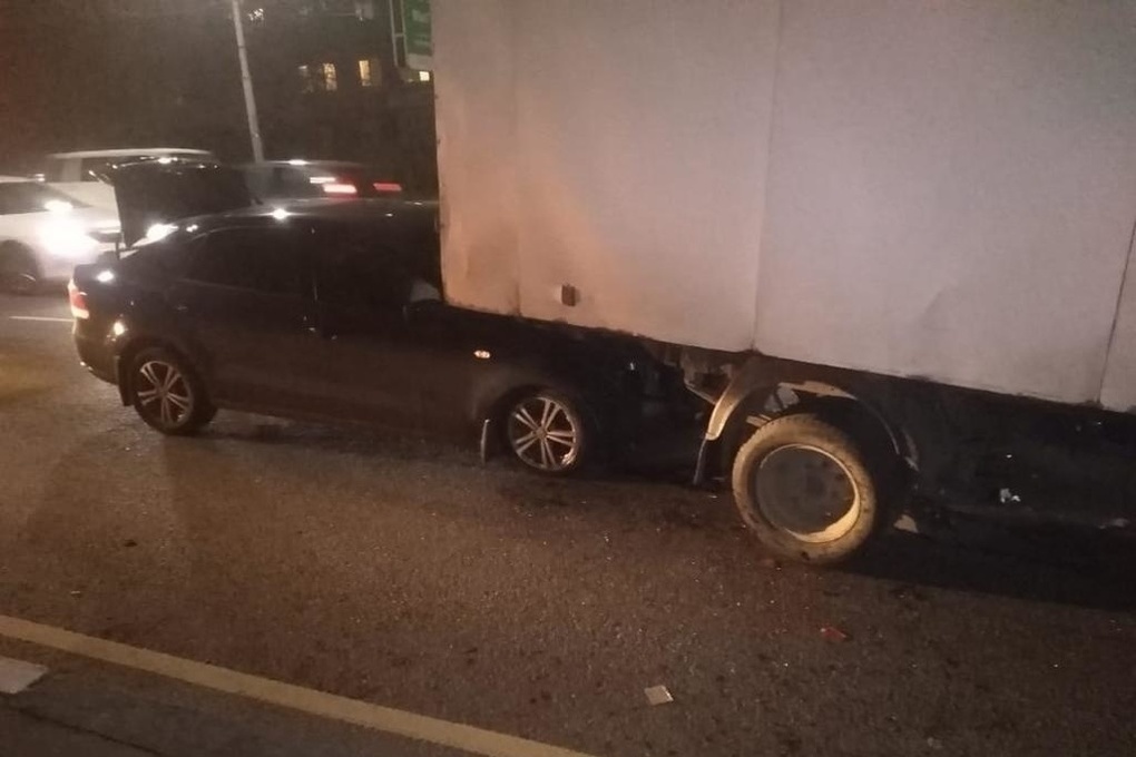В Орле на улице Московской легковушка столкнулась с грузовиком