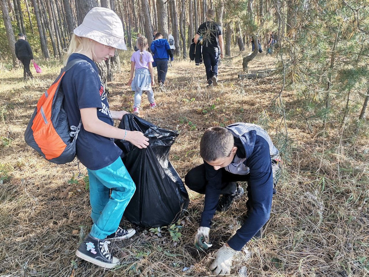 В Курской области обоянские школьники собрали в лесу три кубометра мусора