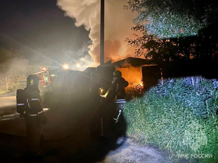 Пожар на Сафонова в Мурманске тушили 14 человек