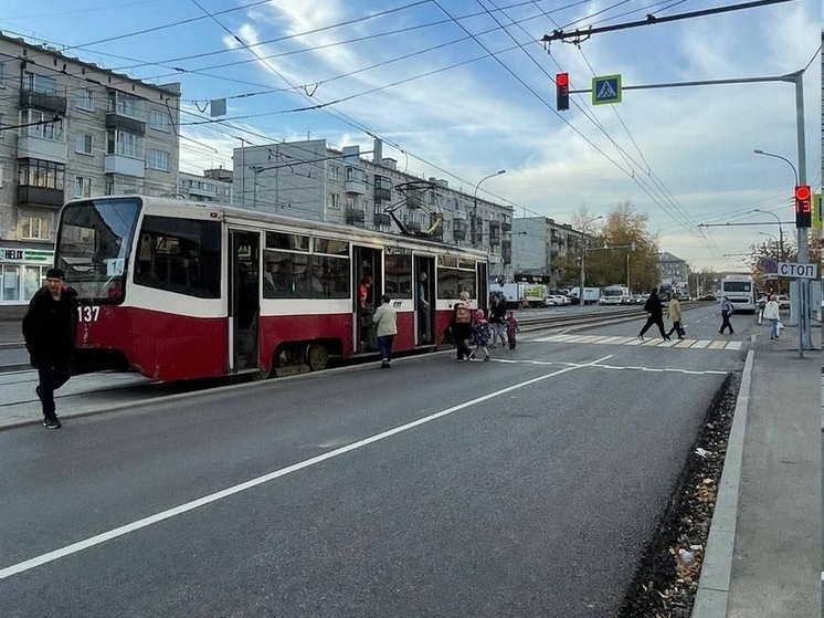 В Новосибирске на трамвайных остановках появились первые венские платформы