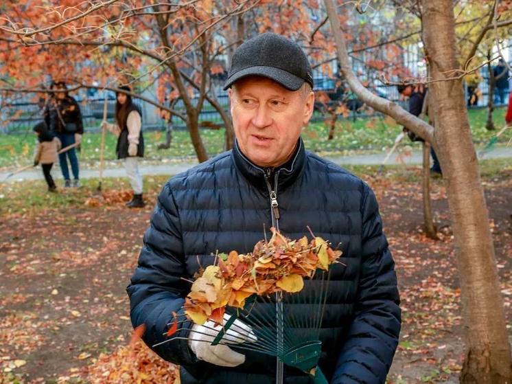 Мэр Локоть вышел с граблями против листьев в сквер Героев Революции