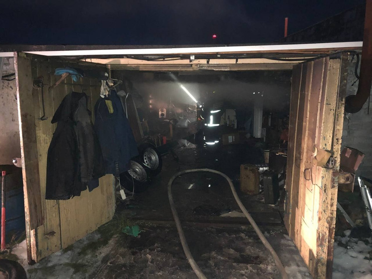 В результате пожара в Оленегорске обгорел гараж