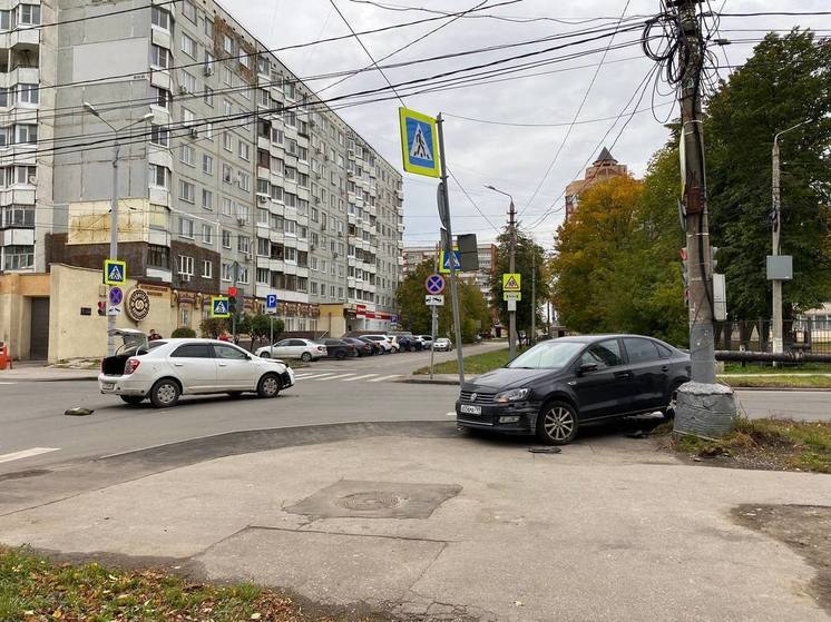 В центре Тулы "Поло" выбросило на тротуар после субботнего ДТП