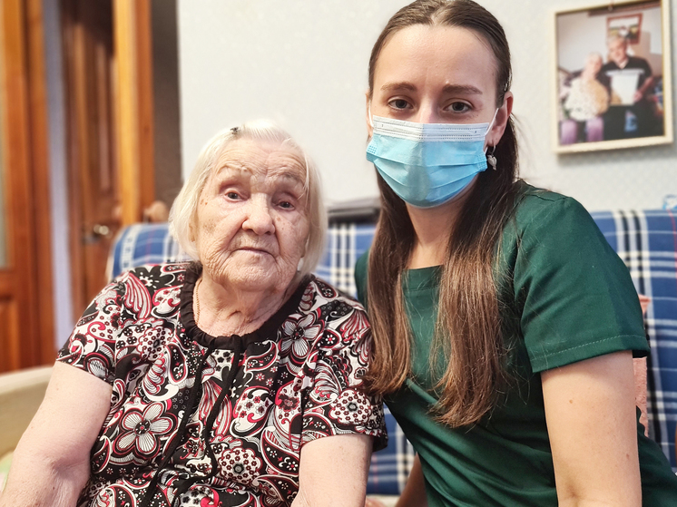В Губкинском 95-летние супруги привились от гриппа