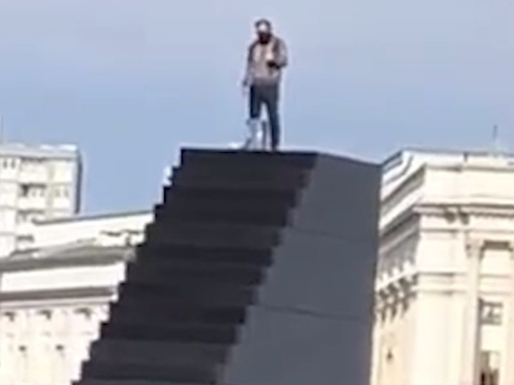 In Warsaw, a man threatens to cause an explosion at the monument to the victims of the Smolensk plane crash