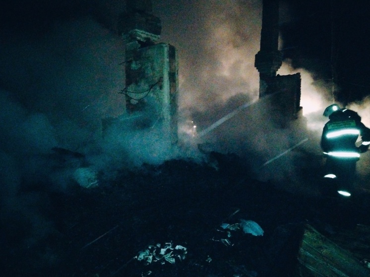 Пламя уничтожило жилой дом в поселке Карелии