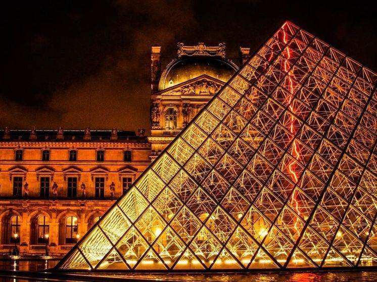 Лувр закрыли во Франции для посетителей из-за угрозы взрыва