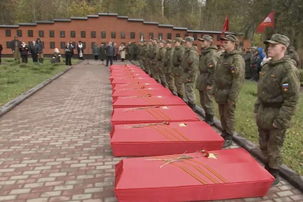 В Подмосковье торжественно похоронили 48 погибших в войну бойцов Красной  армии - МК