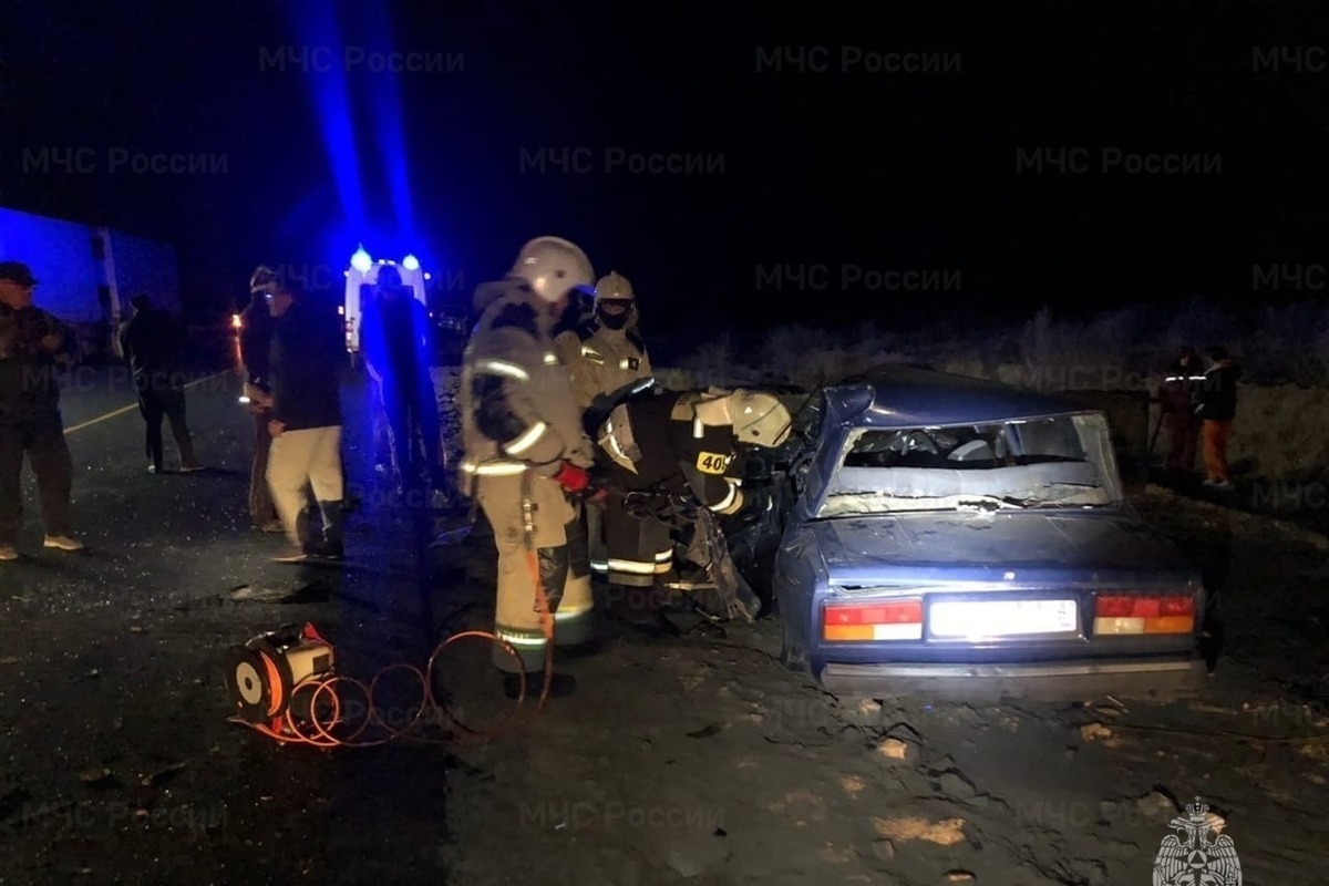 В Калмыкии в столкновении легковушки с фурой погиб один человек