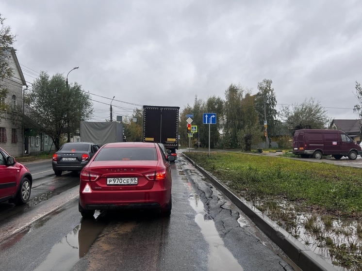 В Твери на Третьяковском переулке асфальт пошел волнами