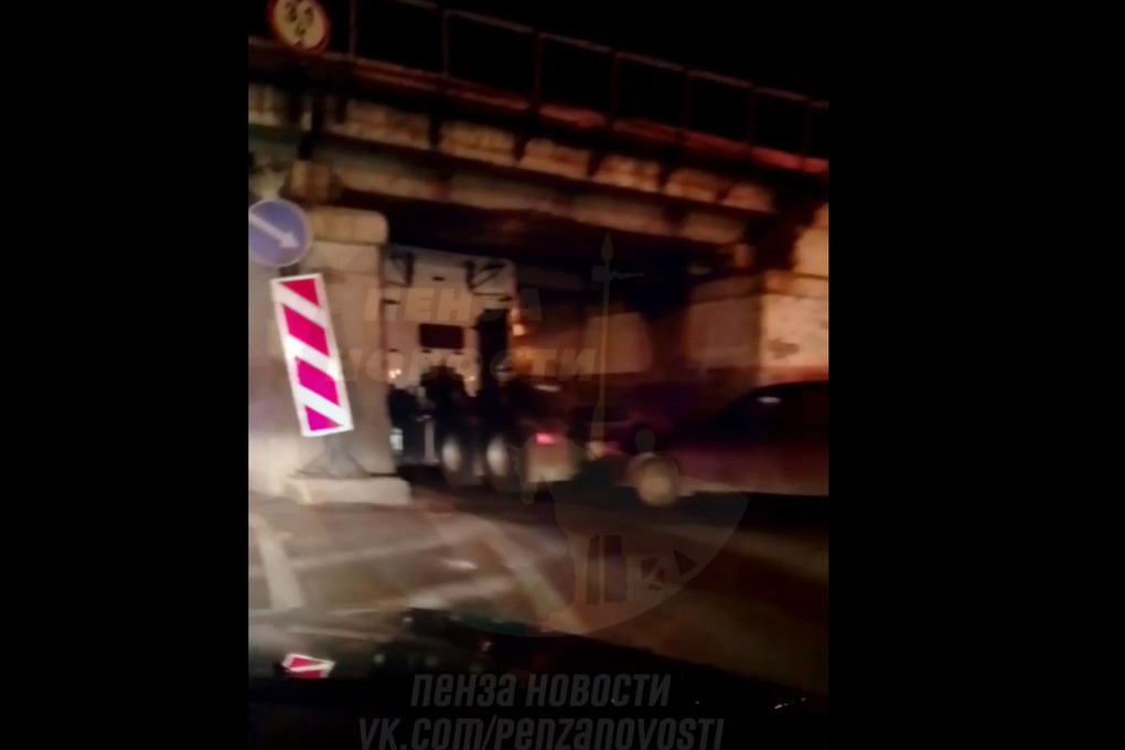 В Пензе тягач застрял под путепроводом у Бакунинского моста