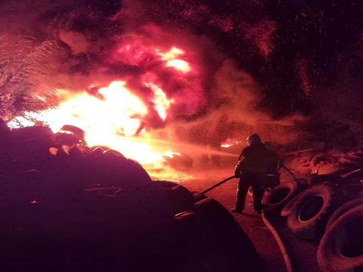 В Курске возле областной больницы потушили горящие покрышки