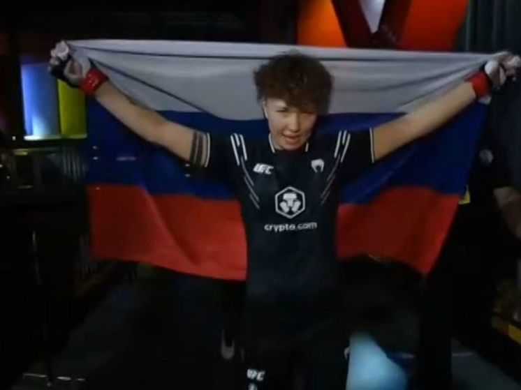 Россиянка впервые вышла с национальным флагом на бой на турнире UFC