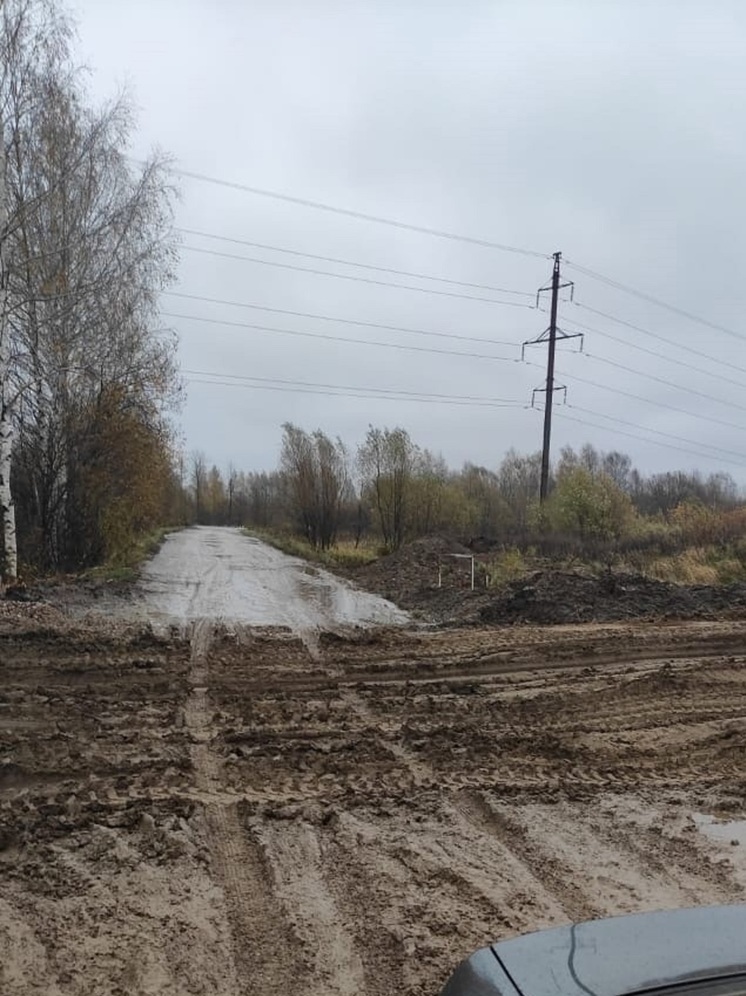 В Ярославском районе строители товарного склада испортили жителям единственную дорогу