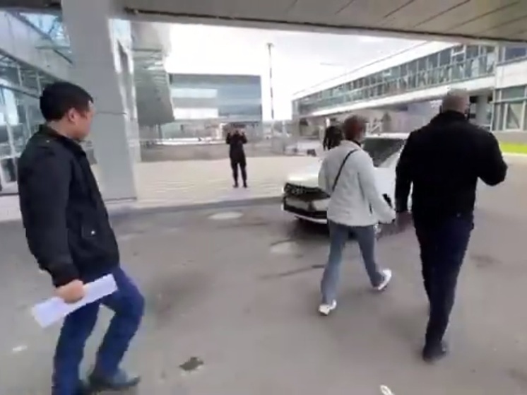В аэропорту Красноярска задержали депортированную из Кореи россиянку