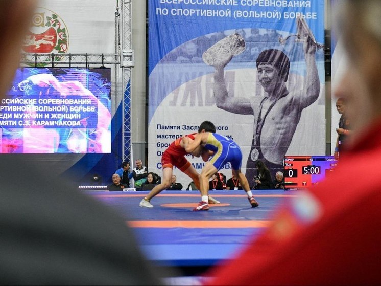 В Хакасии стартовал турнир по борьбе памяти Сергея Карамчакова