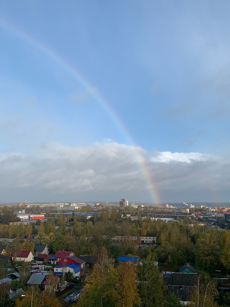 Яркая радуга «воткнулась» в здание завода в Петрозаводске