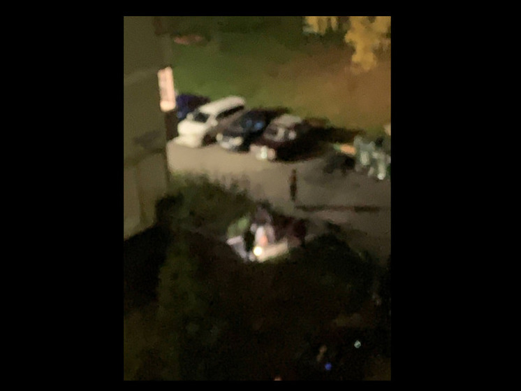 Соцсети: рабочие в Новокузнецке делали дорожку с помощью фонариков на телефонах