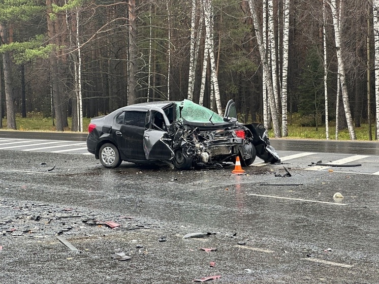 Два Renault столкнулись утром 15 октября в Северске