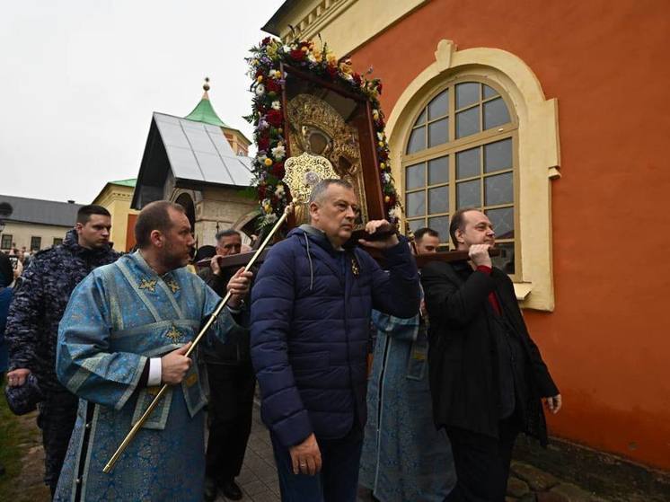  Тихвинскую икону Божией Матери перенесли в Покровский храм на зимний период