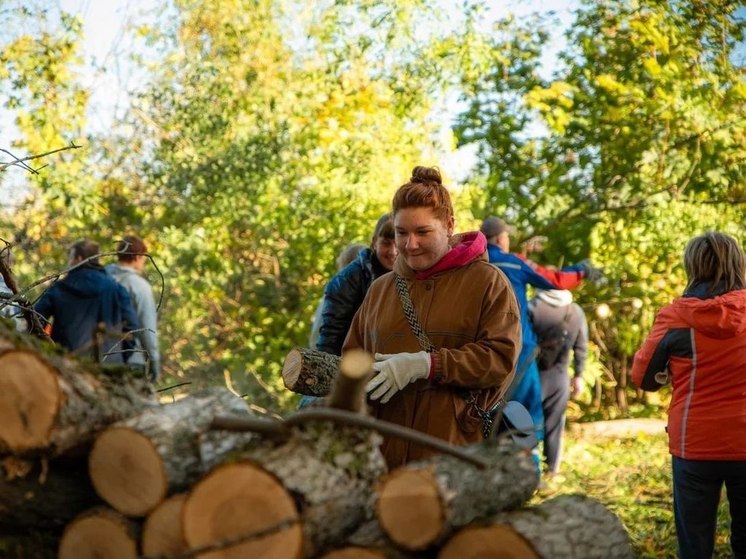 В Курске на субботнике более 10 тысяч человек собрали 402 кубометра мусора