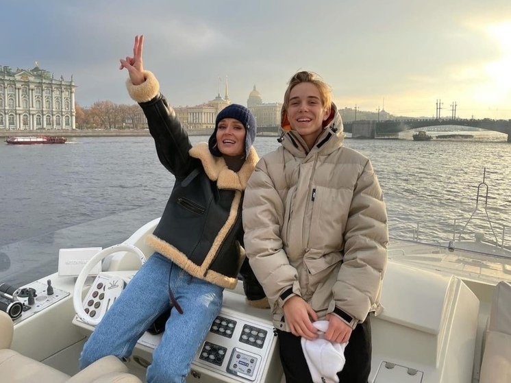 Полина Гагарина поздравила сына с 16-летием на концерте в Новосибирске