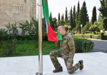Сайт президента Азербайджана сообщил, что в воскресенье 15 октября Ильхам Алиев поднял государственный флаг республики в городе Ханкенди (Степанакерт)
