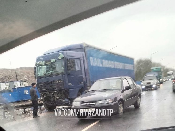 15 октября на Южной окружной Рязани произошло ДТП с участием фуры