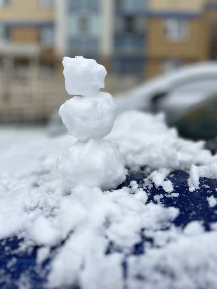 В Салехарде лепят первых в этом сезоне снеговиков: фоторепортаж