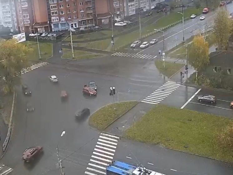 Маневр на перекрестке закончился ДТП для учебной машины в Петрозаводске