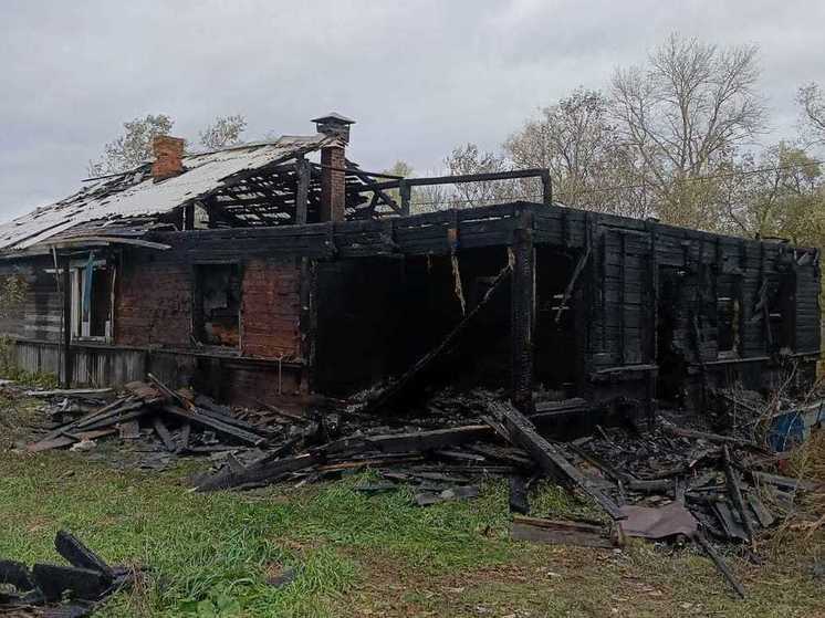 В Шимске в результате пожара серьезно пострадало нежилое здание