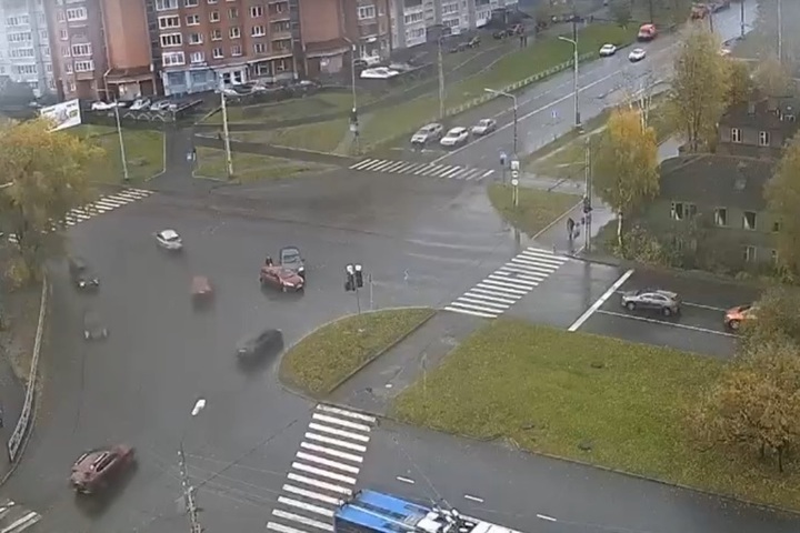 Маневр на перекрестке закончился ДТП для учебной машины в Петрозаводске
