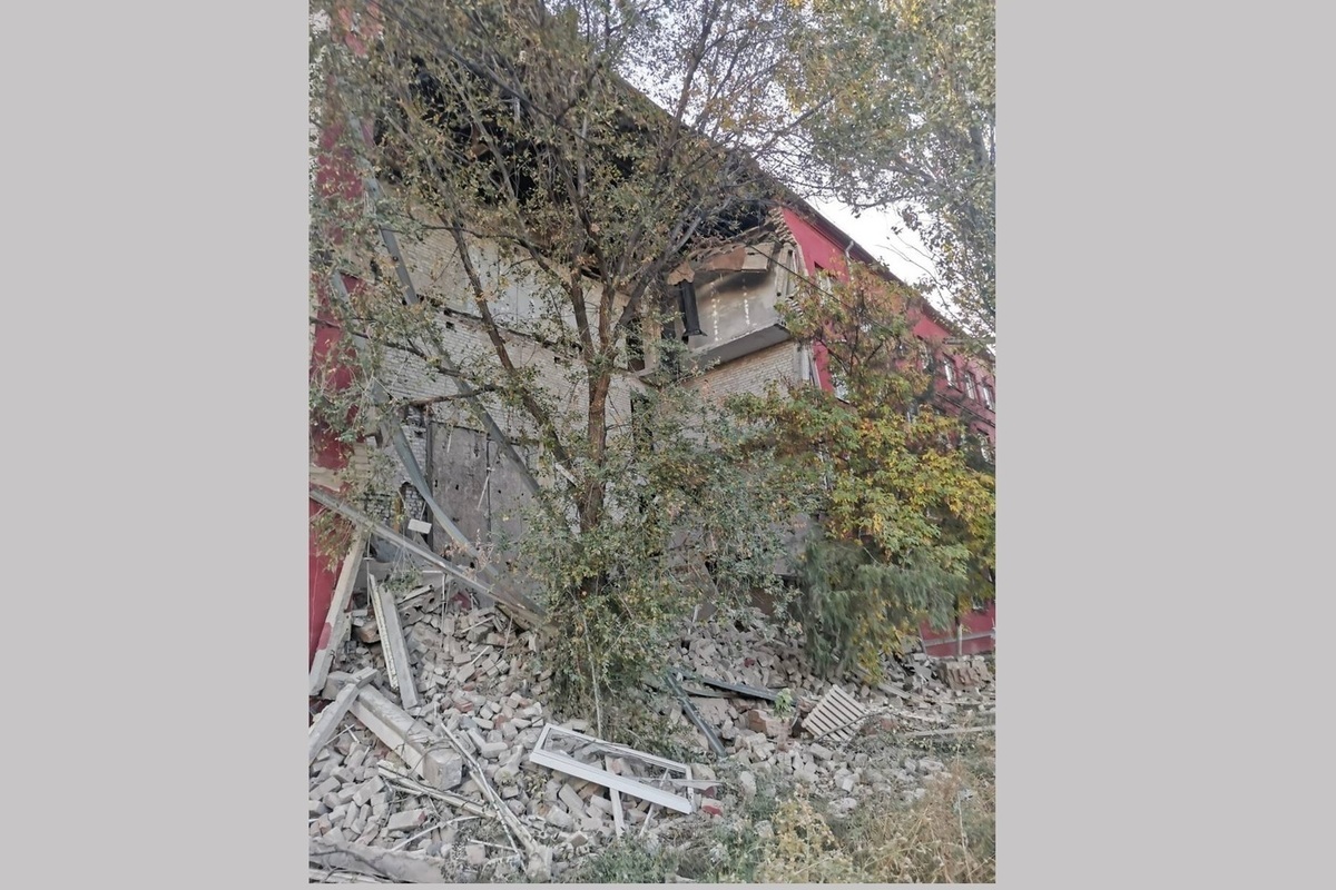 В Астрахани частично обрушилось аварийное здание