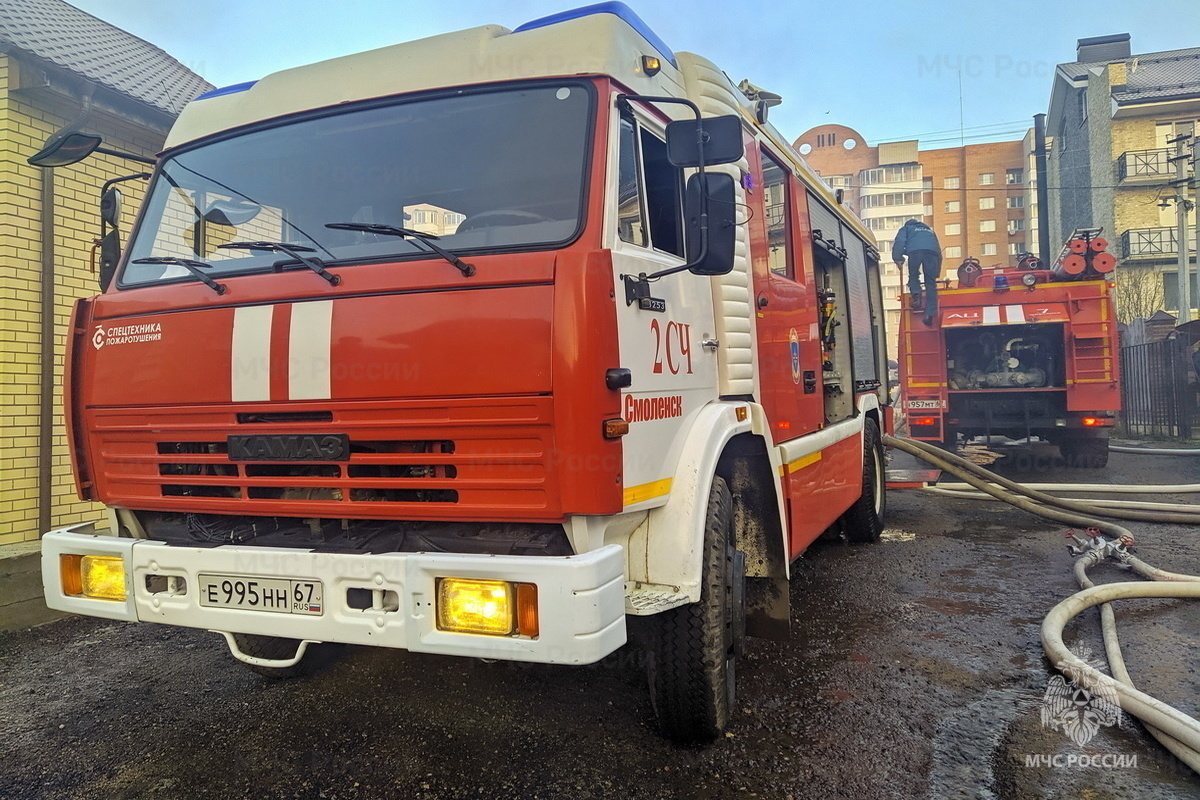 В Смоленске пожар уничтожил гаражи и автомобиль