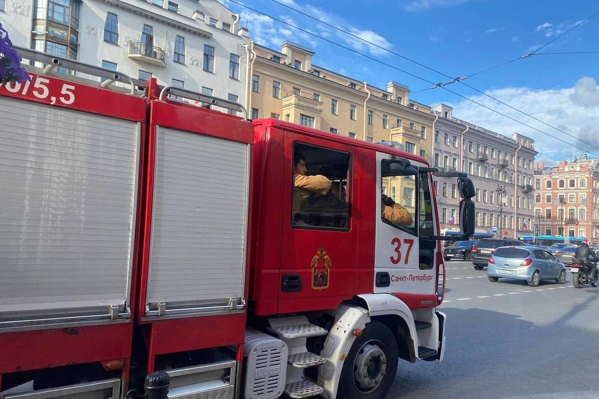 Во Фрунзенском районе к тушению автосервиса привлекли больше 50 спасателей