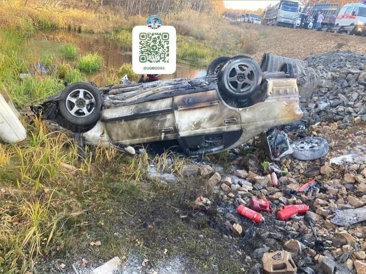 Автомобиль Toyota Corona сгорел после ДТП на Сахалине